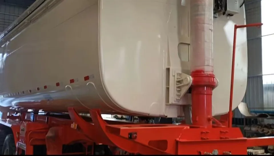 Paagi tagumine kallutatav poolhaagis